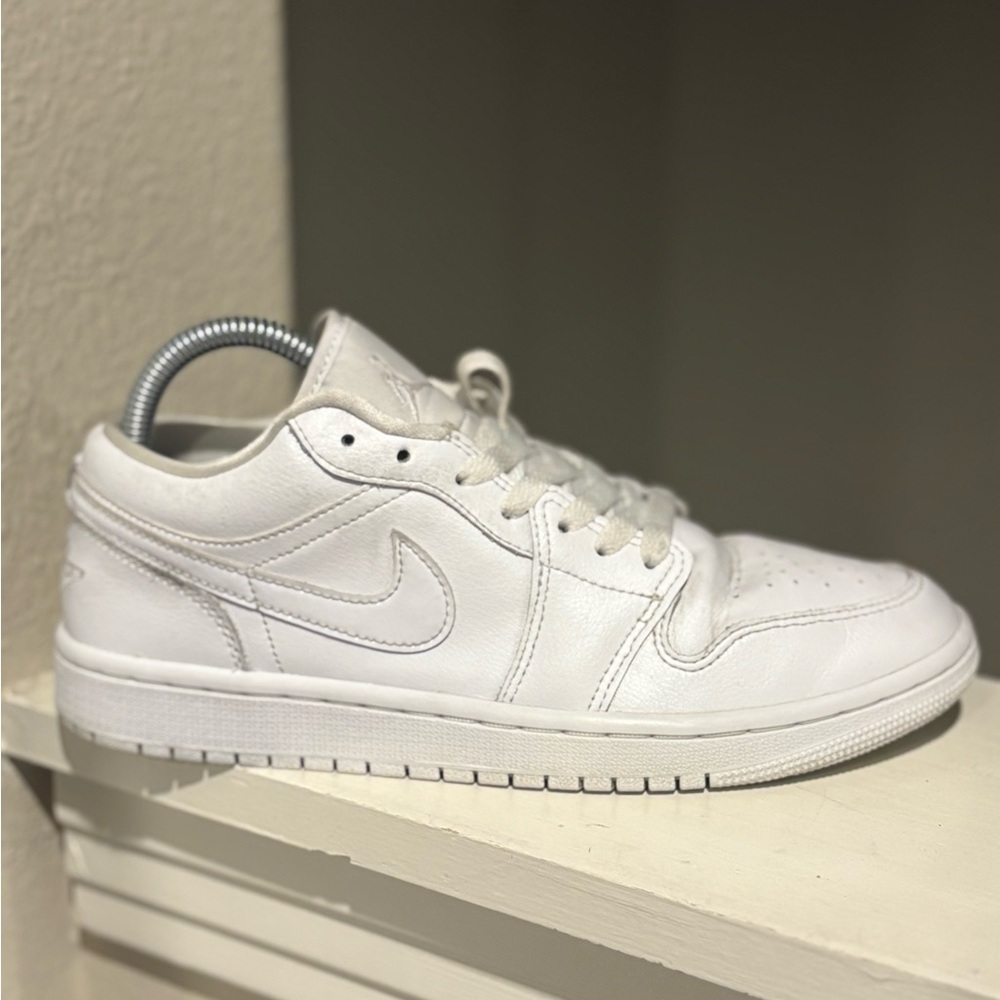 Nike Air Jordan 1 Low Triple White Women Size 8 DV0990-111 - Picture 2 of 11